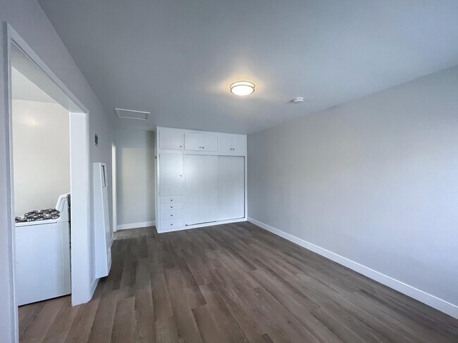 Building Photo - 9420 Las Tunas Dr