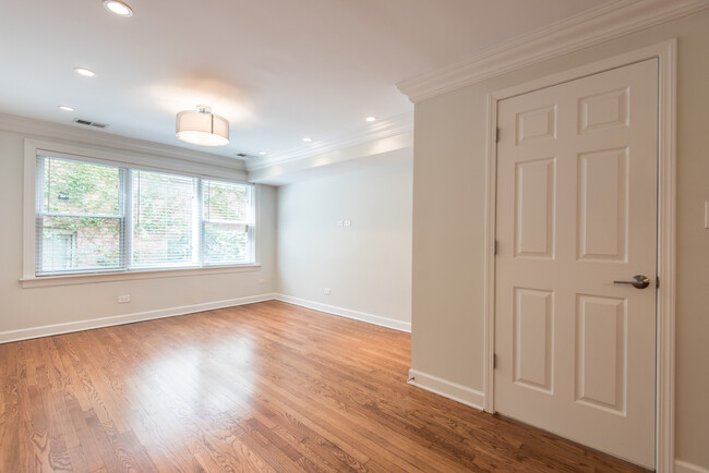 Building Photo - 4950 S King Dr
