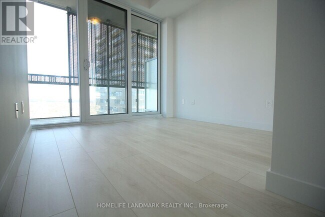 Photo du bâtiment - 8 Eglinton Ave E