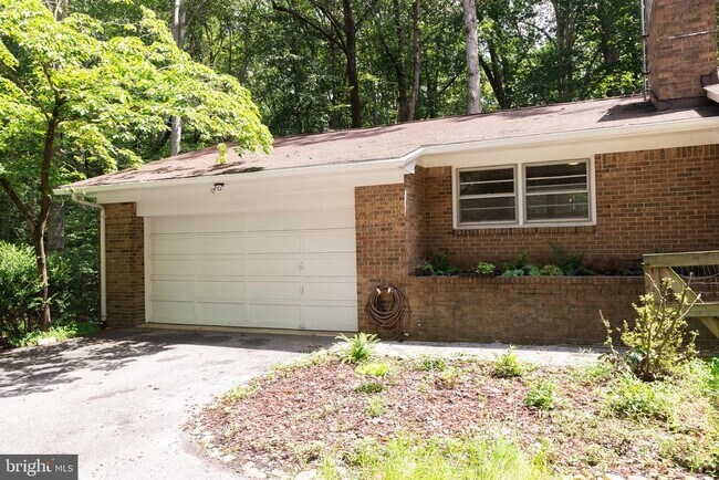 Foto del edificio - 2710 Hidden Valley Rd