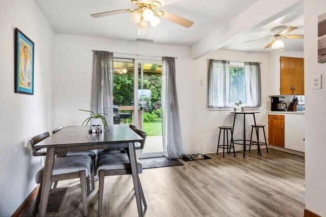 Foto del edificio - Charming Room for Rent in Stylish 1950’s T...
