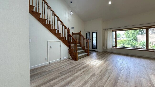 Building Photo - 10462 Sierra Cir