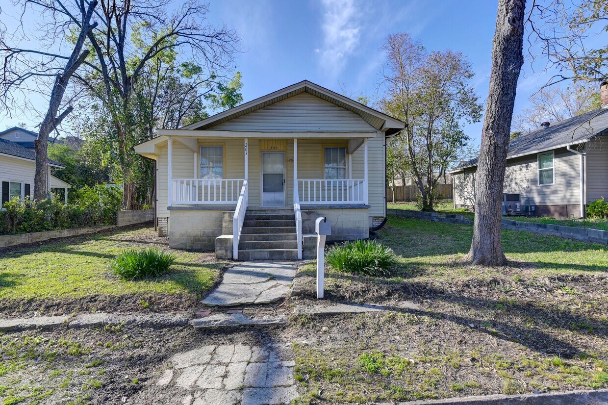 Foto principal - Beautiful historic home for rent in The Av...