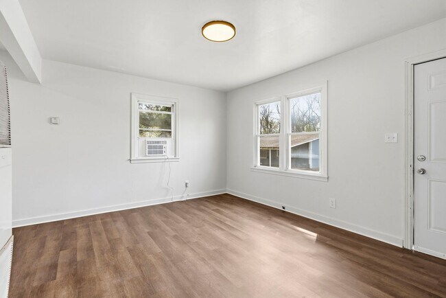 Foto del edificio - 1 Bedroom | 1 Bathroom | House with Carport | Located on a Quiet Street| Lawn Care and Trash Incl...