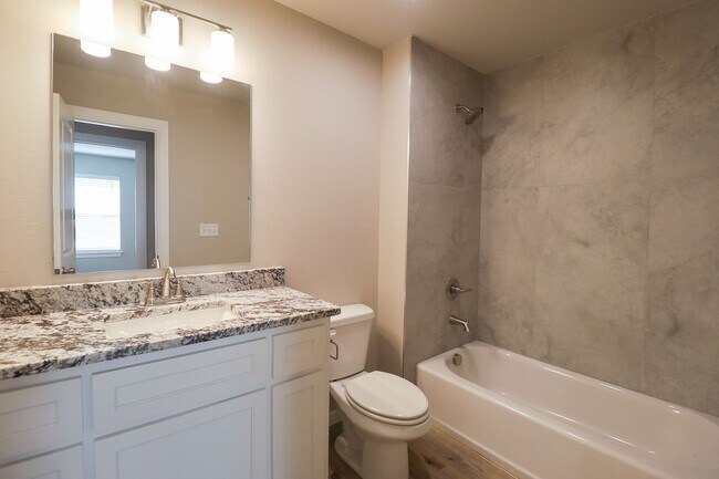 Foto del edificio - FIRST FREE MONTH! 3 Bed | 2.5 Bath | Sand ...