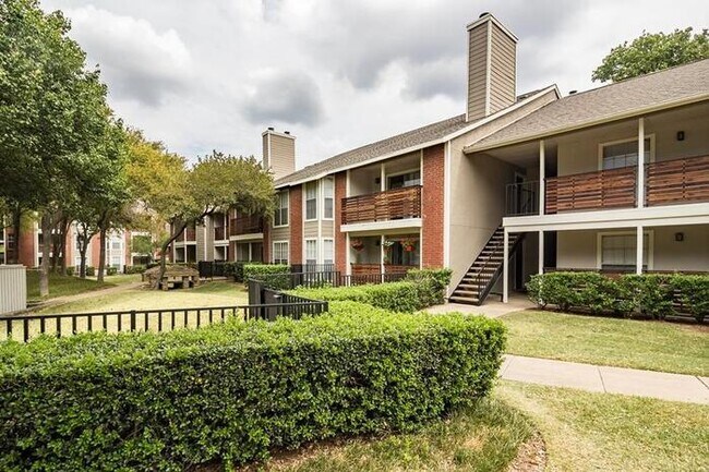 Foto del edificio - 7825 McCallum Blvd