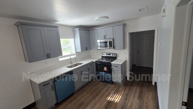 Foto del edificio - 120 Mccallman Rd