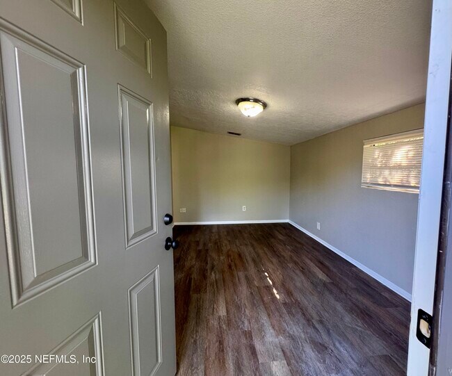 Building Photo - 7054 Red Robin Dr