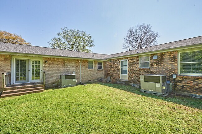 Foto del edificio - Special: 3+BR, 2BA duplex $300 off for a lease starting 3/1/26 or sooner Please do not apply with...