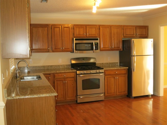 Building Photo - 730 Somerset Dr