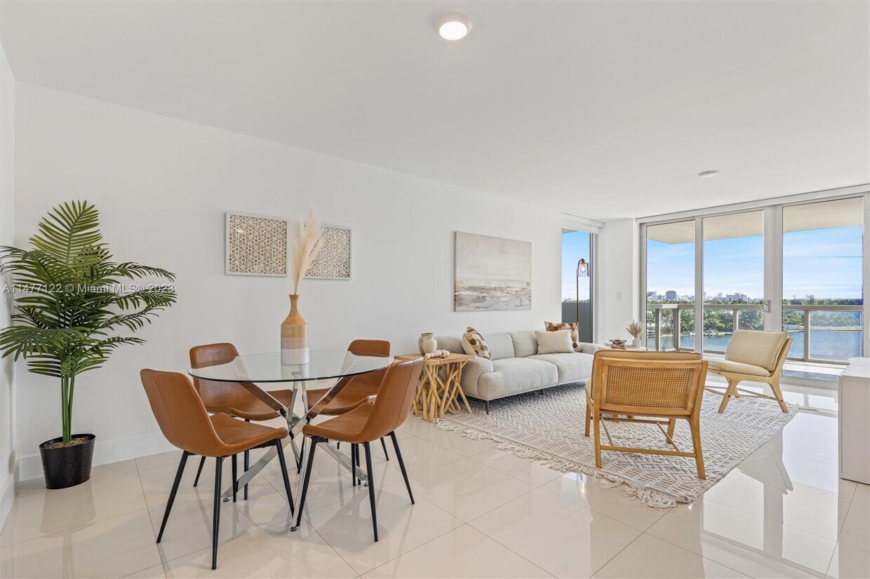Foto principal - 9261 E Bay Harbor Dr