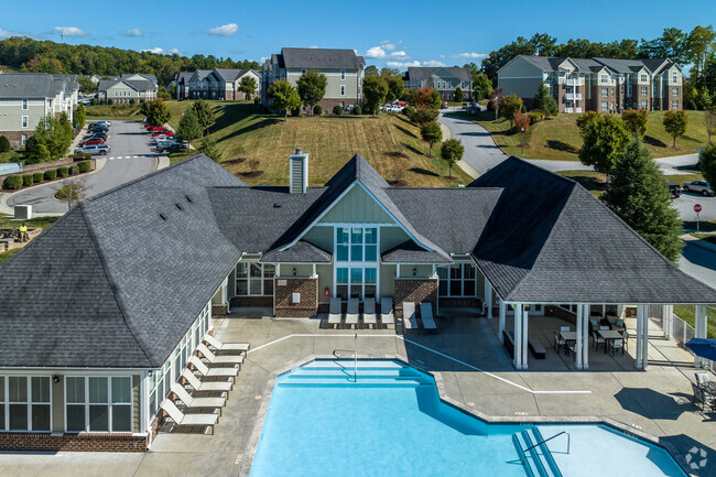 Piscina con terraza - Ballantyne Commons Apartments