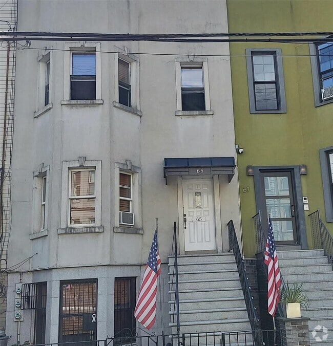 Building Photo - 65 Hausman St