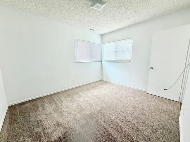 Building Photo - Newly Refreshed 3 bedroom 2 bathroom Home