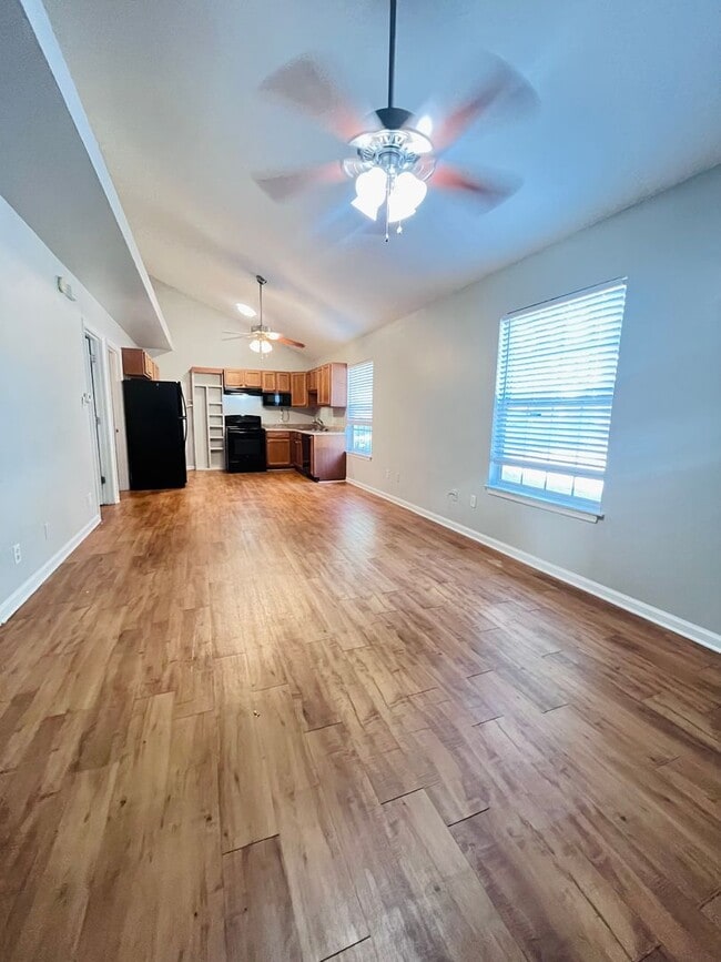 Photo - 315 E Jennings St Apartment