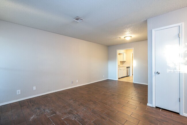 Building Photo - Spacious 1-Bedroom Apartment in South Tuls...