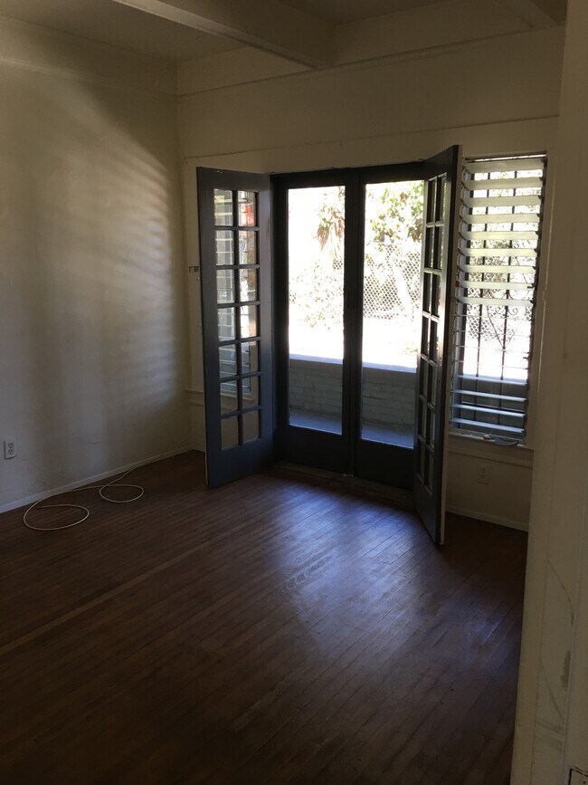 Dormitorio principal con baño en suite - 937 North Benton Way