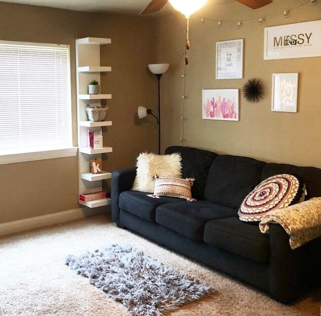 Building Photo - FALL 2026! 1 Bedroom Condominium just blocks from Kinnick and UIHC