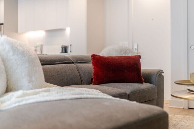 Building Photo - 450 Rue Saint-François-Xavier-SI ID1602253P