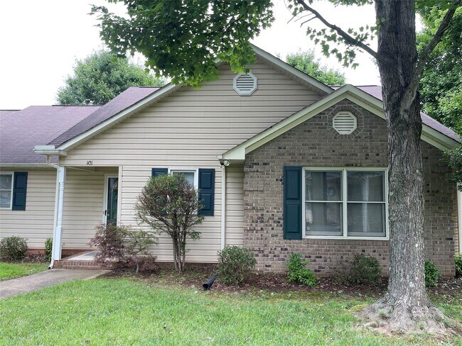 Building Photo - 401 Hidden Creek Cir