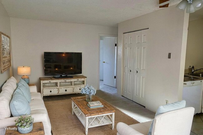 Sala de estar con armario - 3161 Madison Ave