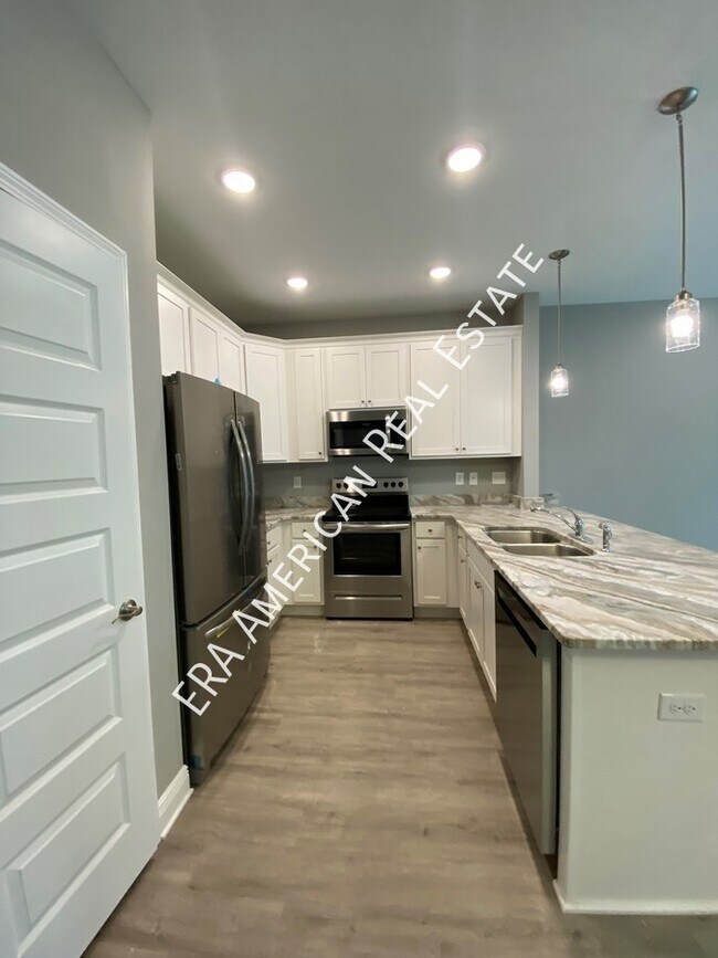 Building Photo - Close to shopping, dining and beaches!