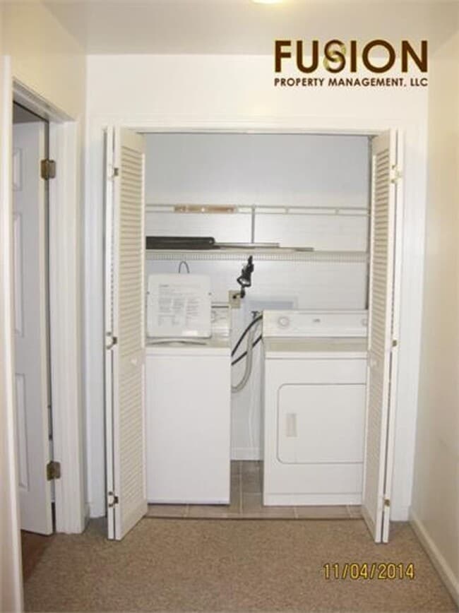 Building Photo - 2 bedroom condo Heat Included and Pool!