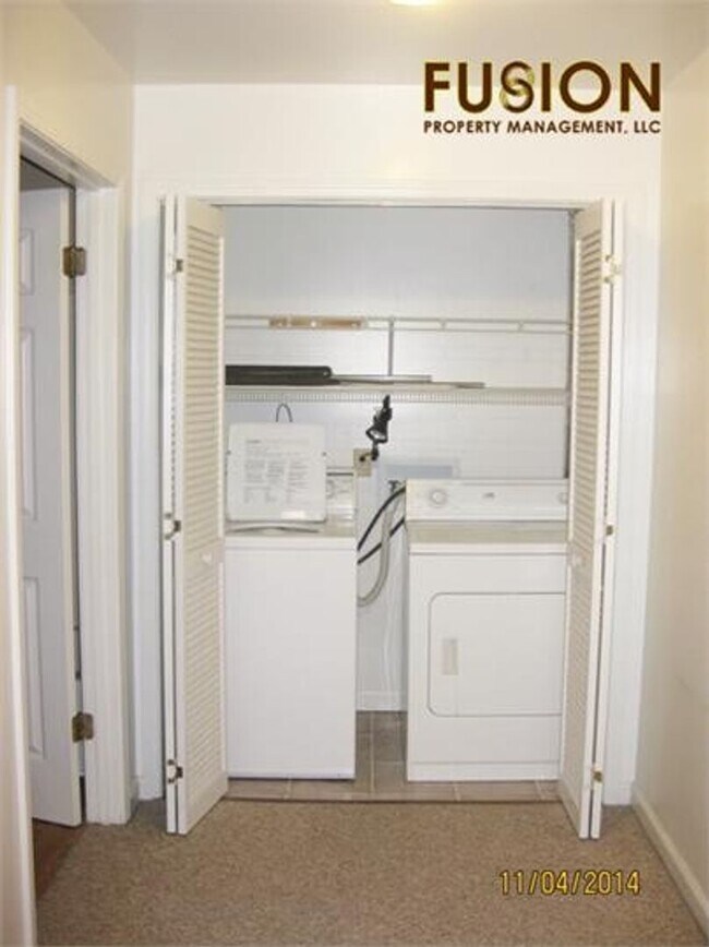 Foto del edificio - 2 bedroom condo Heat Included and Pool!