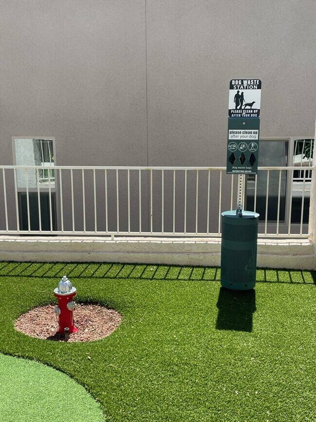 Foto del edificio - 4060 Tropic Blvd