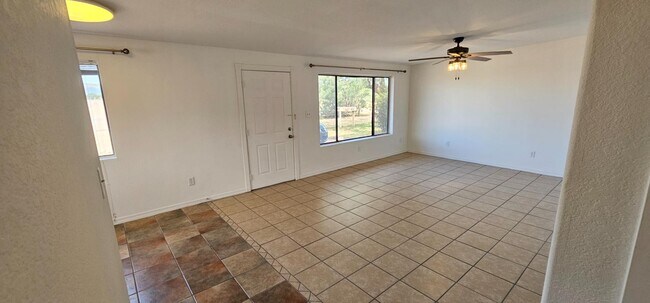 Foto del edificio - 2064 N Willow Ave