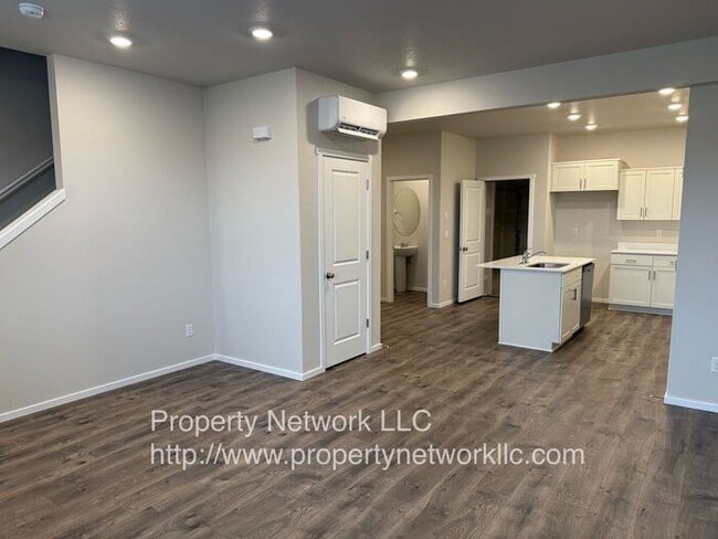 Building Photo - Wonderful 3 Bedroom Townhouse