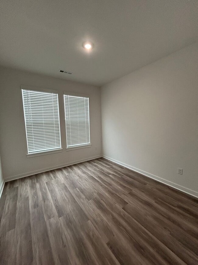 Building Photo - Modern Luxury Living in the Heart of Siloa...