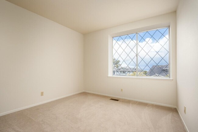 Building Photo - 2056 Fairmont Dr