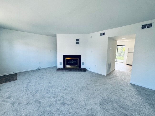 Building Photo - Town House in Three Fountains Community