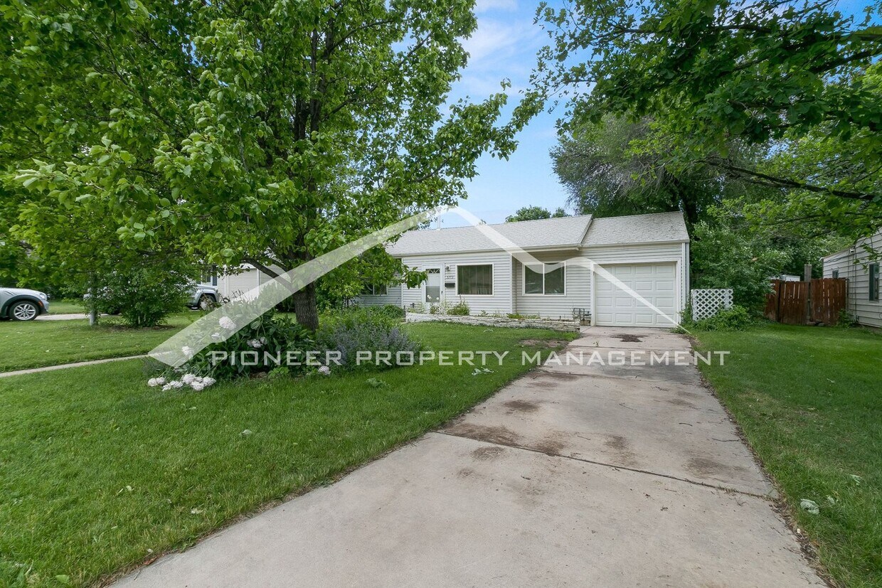 Cozy Home in with Central A/C and Covered House Rental in Denver