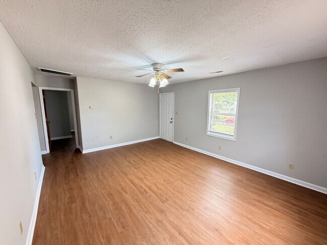 Foto del edificio - Renovated 2 Bedroom 1 full bath House! All new luxury vinyl flooring