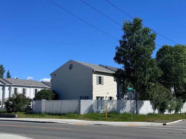 Building Photo - Newly Remodeled 2 Bed, 1 Bath In Town!