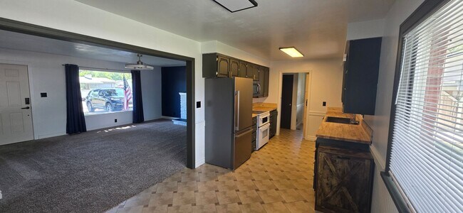 Building Photo - Updated 3 Bedroom, 2 Bathroom Home