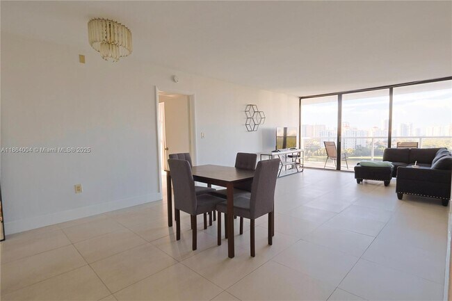 Foto del edificio - 3701 N Country Club Dr