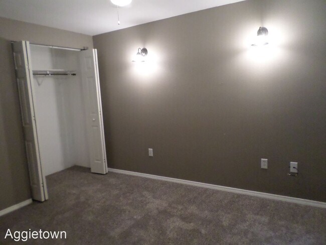 Building Photo - 4 br, 2 bath House - 1427 Hillcrest