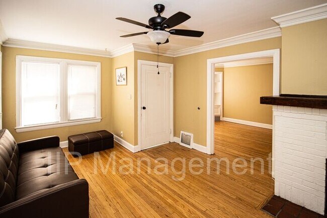 Building Photo - 3BR 1BA (side by side) Duplex in Shaker He...