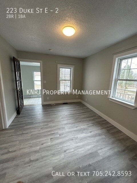 Photo du bâtiment - Two Bedroom Basement Apartment