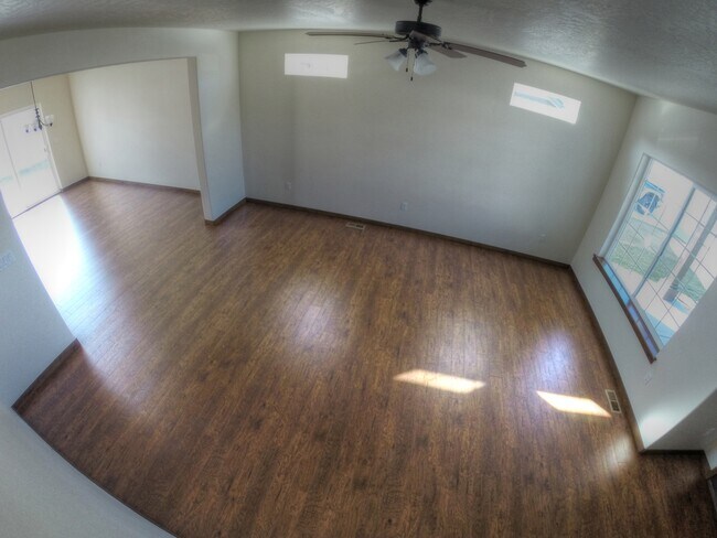 Building Photo - 2 Story in The Landings!