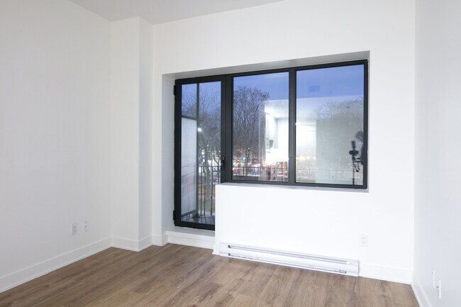 Building Photo - 30 Saint-Joseph Est