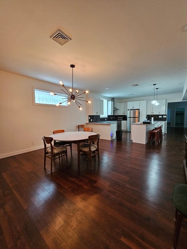 Building Photo - 629 Locust St