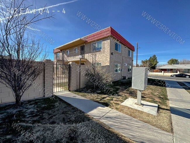 Building Photo - 2BD/ 1BTH SECOND FLOOR APARTMENT EAST PALM...