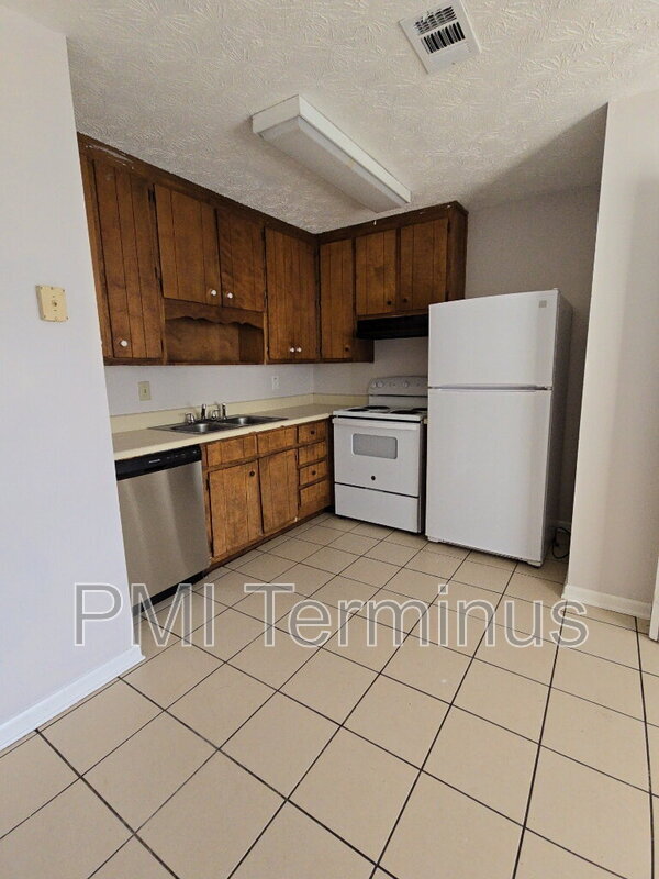 Foto del edificio - 5227 Ridge Forest Dr