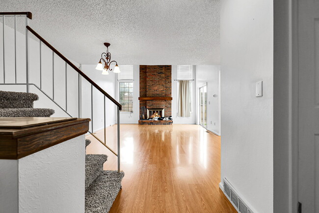 Building Photo - $2,695 - 5 Bed, 4 Bath Townhome in Aurora ...