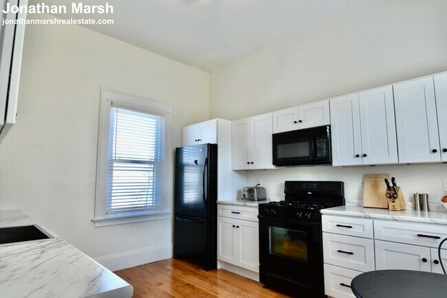 Building Photo - 48 Welles Ave