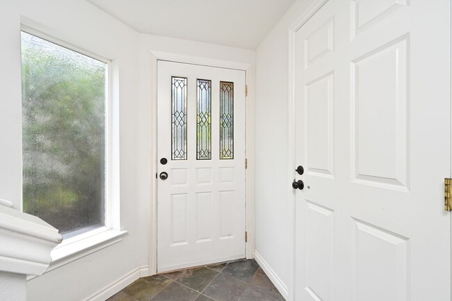 Building Photo - 3-Story Greenlake Home - Private Yard and ...
